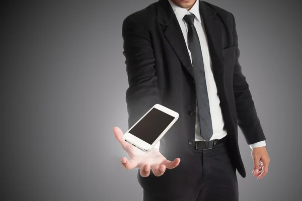 Teléfono inteligente en la mano con el hombre de negocios —  Fotos de Stock