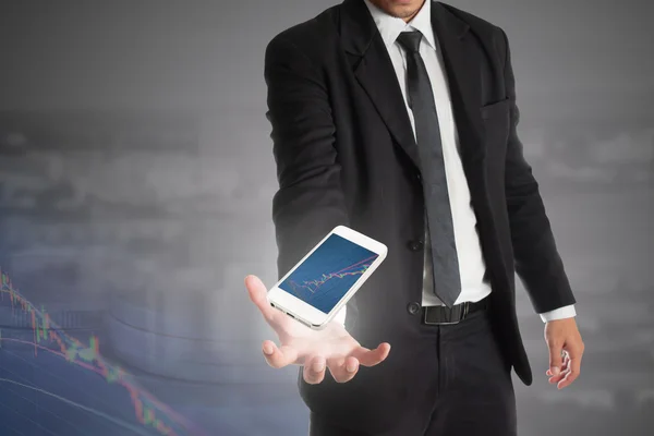 Smartphone in der Hand von Geschäftsleuten mit Aktiendiagramm, Konzept des Erfolgs an der Börse — Stockfoto