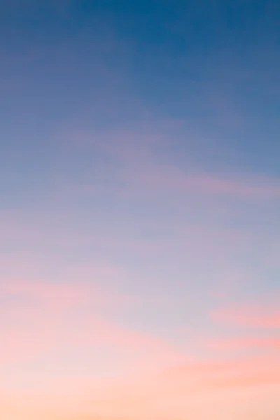 ท้องฟ้าพระอาทิตย์ตกที่สดใส พื้นหลังธรรมชาติ — ภาพถ่ายสต็อก