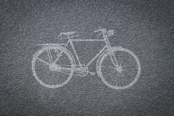 Sinal de bicicleta na faixa de bicicleta na estrada de asfalto — Fotografia de Stock