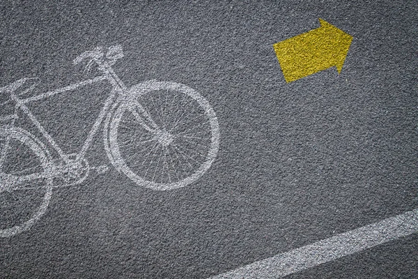 Cartel de bicicleta en carril bici en carretera asfaltada —  Fotos de Stock