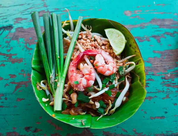 Pad Thai Shrimp in a banana leaf. — Stock Photo, Image