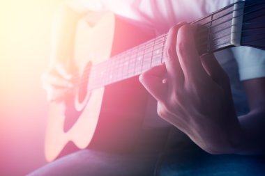 Adam konser akustik gitar çalmak