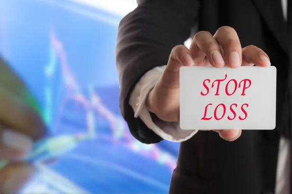 Podnikatel, ukazující vizitku s textem stop ztráty — Stock fotografie