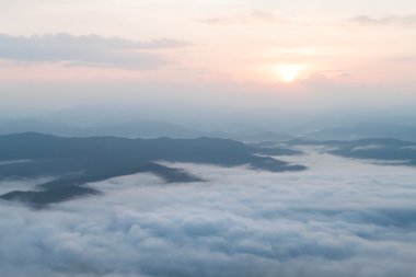 dağ silsilesi sis ile.