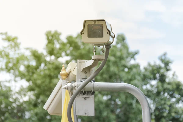 Cámara de seguridad o CCTV en el parque — Foto de Stock