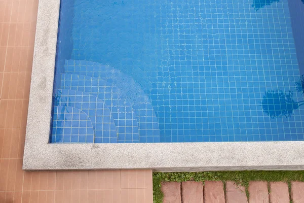 Yüzme havuzu üstü görünümü — Stok fotoğraf