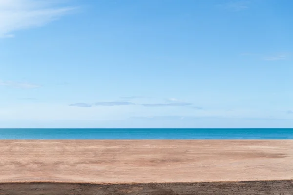 Tavolo in legno con sfondo mare e cielo — Foto Stock