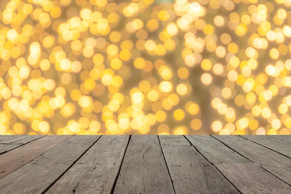 Mesa de madera delante de luces bokeh brillantes doradas —  Fotos de Stock