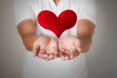 Holding bir kalp şekli, Sevgiliye arka plan eller