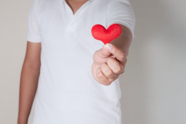 Holding bir kalp şekli, Sevgiliye arka plan eller