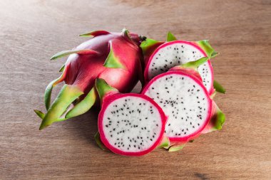 Tahtada ejderha meyvesi