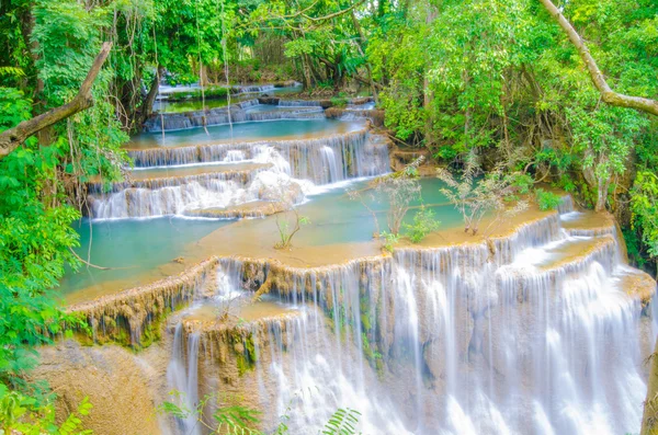 Wasserfall im tiefen Wald, Thailand — Stockfoto