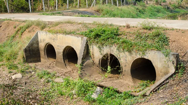 Canal seco no campo — Fotografia de Stock