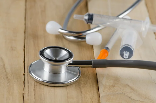 Stethoscope and syringe — Stock Photo, Image