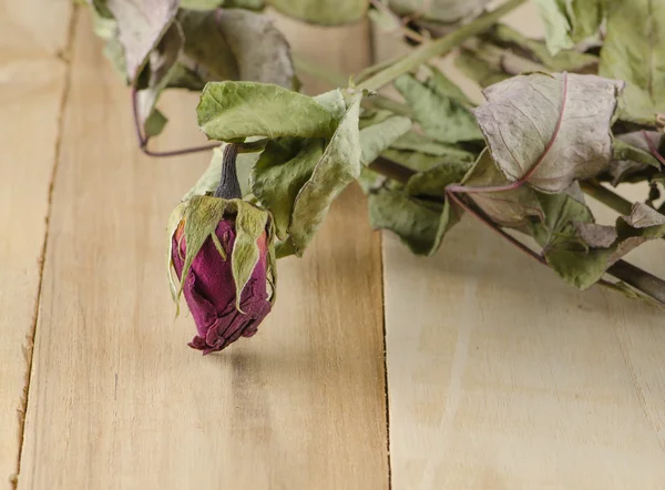 Сушеная роза на столе — стоковое фото