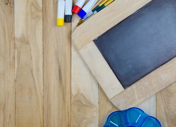 Plakatfarbe Flasche, Pinsel und Tafel — Stockfoto