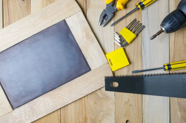 Handwerkzeuge und Tafel in der Draufsicht — Stockfoto