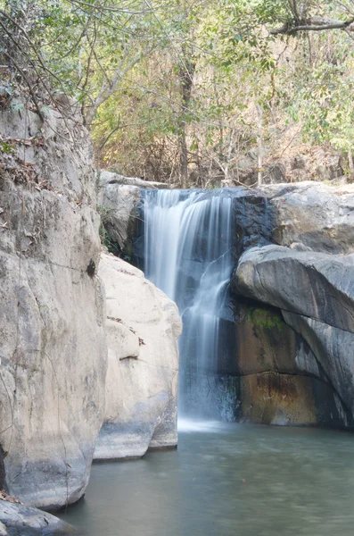 Wasserfall im tiefen Wald — Stockfoto