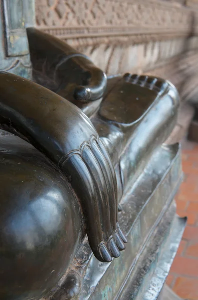 Hand auf einer Buddha-Statue Stockfoto