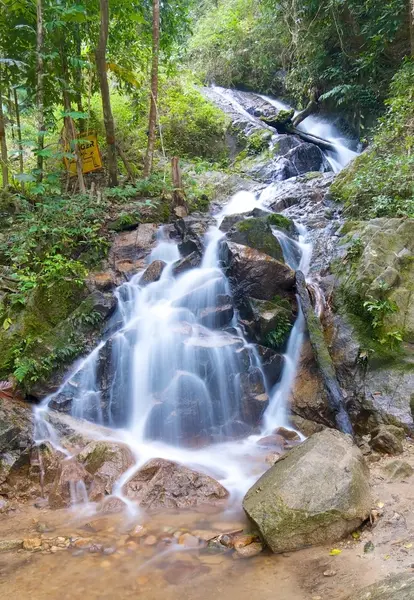 Vattenfall i djupa skogen — Stockfoto