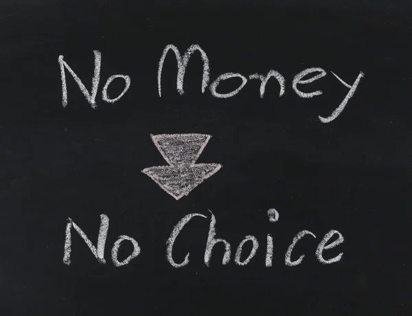 Sem dinheiro sem escolha no quadro-negro — Fotografia de Stock