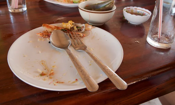 Plato blanco con migas, tenedor usado y cuchara usada —  Fotos de Stock