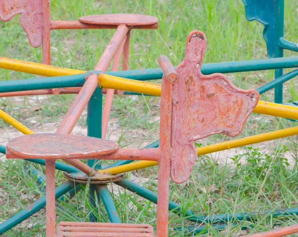 Vintage enferrujado alegre-go-round — Fotografia de Stock