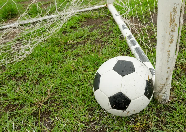 Voetbal op veld — Stockfoto