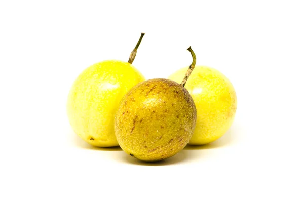 Fruta de la pasión sobre fondo blanco — Foto de Stock