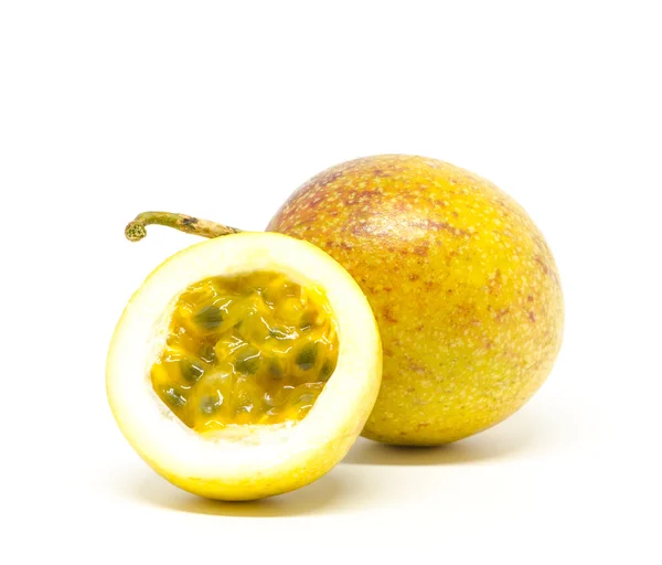 Fruta de la pasión sobre fondo blanco — Foto de Stock