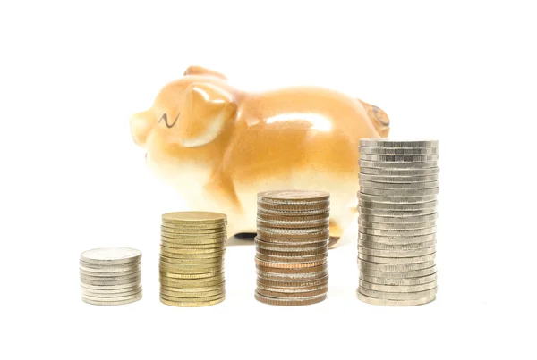 Banco porquinho e pilha de moedas — Fotografia de Stock