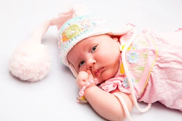 Ein nettes neugeborenes kleines Mädchen. Nutzen Sie es für ein Kind, Elternschaft oder Liebeskonzept. — Stockfoto