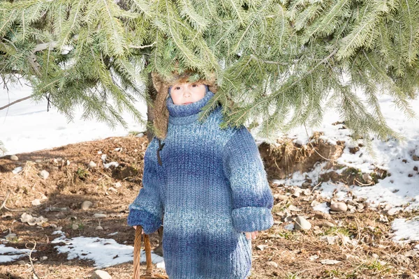 吹返しとキャップの小さな男の子は、冬の公園を果たしています。ロシア風. — ストック写真
