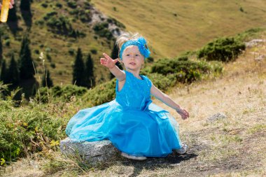 çayır çim üzerinde küçük çocuk kız