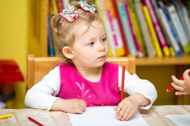 Anne ve çocuk kız anaokulunda oyun