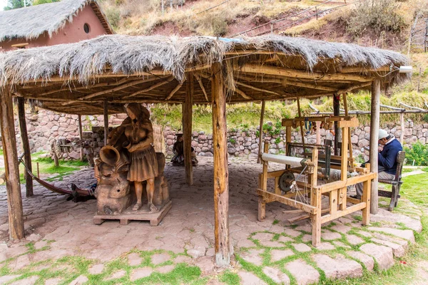 Femmes vendent de l'artisanat en Pérou . — Photo