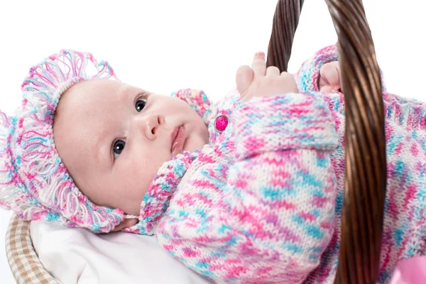 Vacker flicka baby i korg — Stockfoto