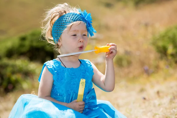 Petite fille enfant avec ventilateur à bulles — Photo