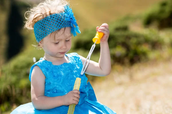 Niña con soplador de burbujas — Foto de Stock