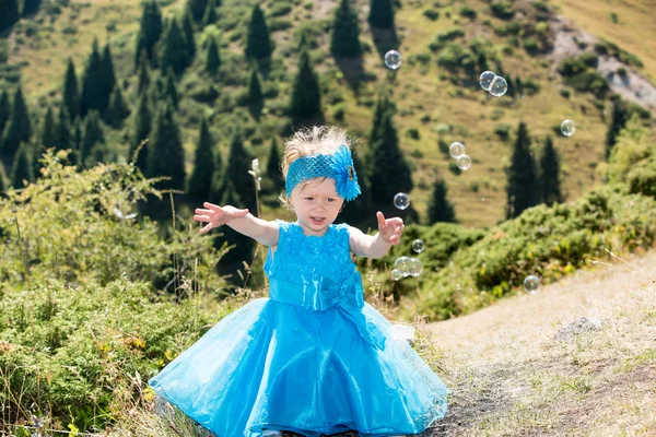 Niña con soplador de burbujas — Foto de Stock