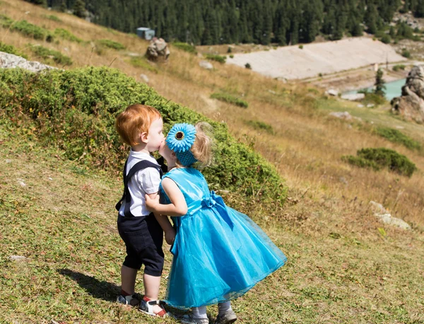 Baby jongen en kind meisje spelen op gras. — Stockfoto