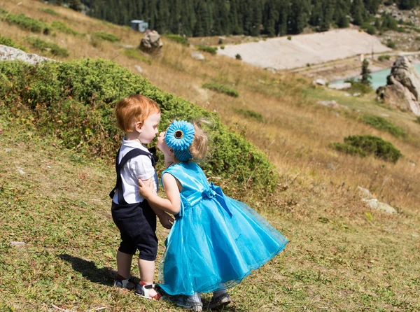 Menino e menina brincando na grama . — Fotografia de Stock