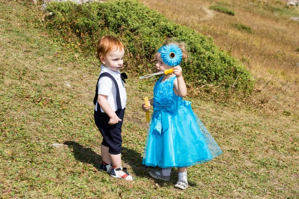 少年と子女の赤ちゃん、芝生で遊んで. — ストック写真