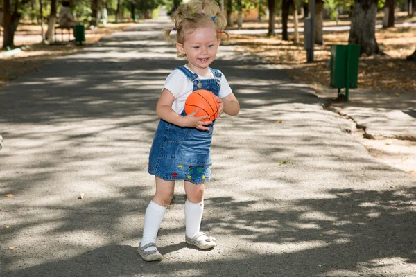 Kleines Mädchen mit Fußball im Park — Stockfoto