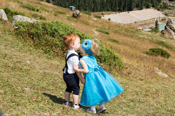 Bébé garçon et enfant fille baisers sur herbe . — Photo