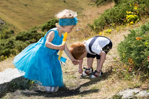 Menino e menina brincando na grama . — Fotografia de Stock