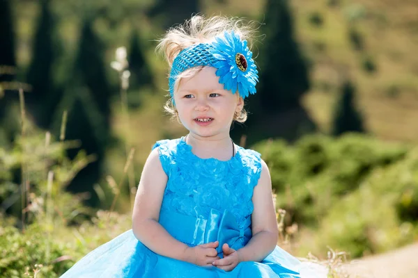 Petite fille enfant sur l'herbe sur prairie — Photo