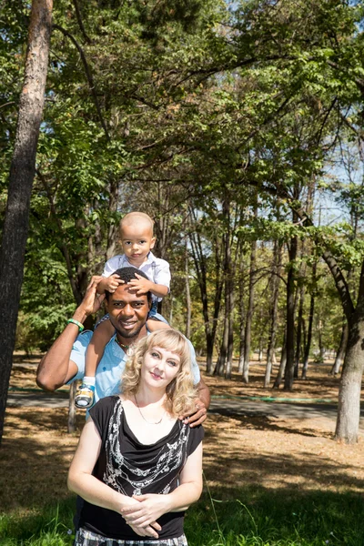 Afroamerikanska lycklig familj — Stockfoto