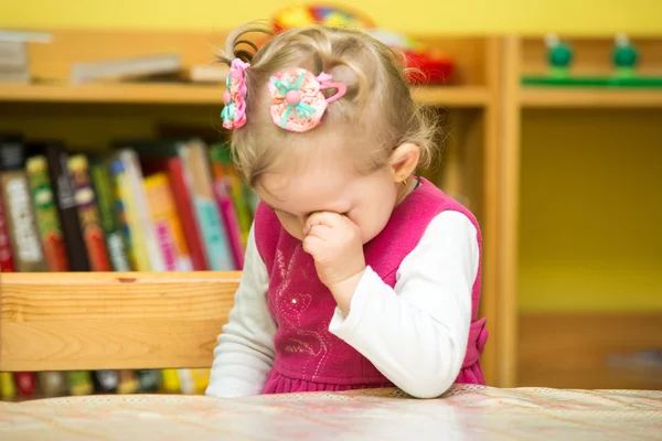 Маленькая девочка играет в детском саду — стоковое фото